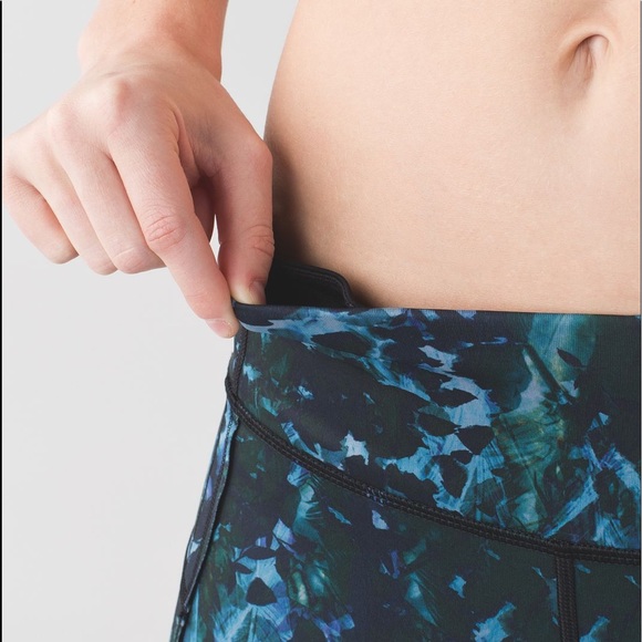 Lululemon Run: Top Speed Crop Full-On Luxtreme
Floral Backdrop Blue Denim Multi - Picture 5 of 14